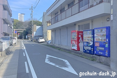 西高蔵駅と高座結御子神社のあいだにある自動販売機