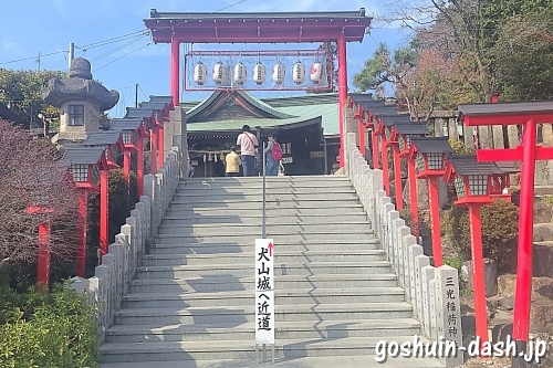三光稲荷神社の石段