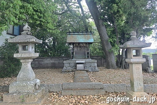 白鬚神社(豊田市小坂町)の本殿と石灯籠