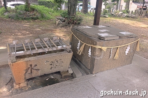 丸山神明社(名古屋市千種区)の手水舎と井戸