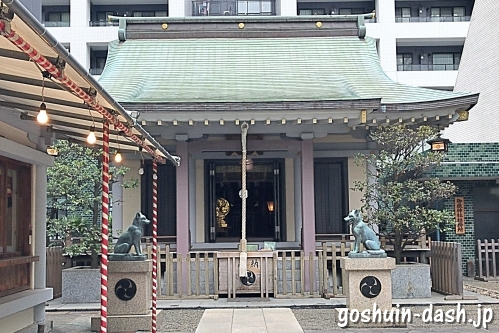 宮益御嶽神社(東京都渋谷区)の拝殿と狛犬(日本狼)