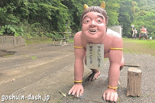 背中に乗れる鬼のコンクリート像(犬山桃太郎神社)