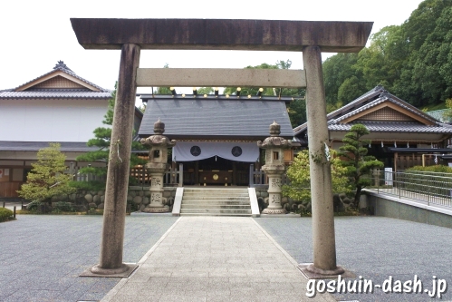 八事塩竈神社(名古屋市天白区)の鳥居と拝殿
