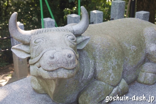 撫で牛(味美白山神社)