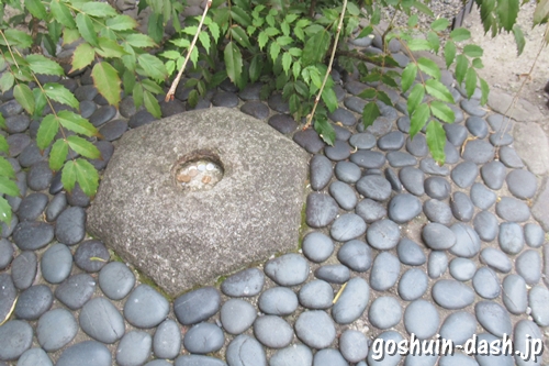 六角堂頂法寺(京都市中京区)へそ石