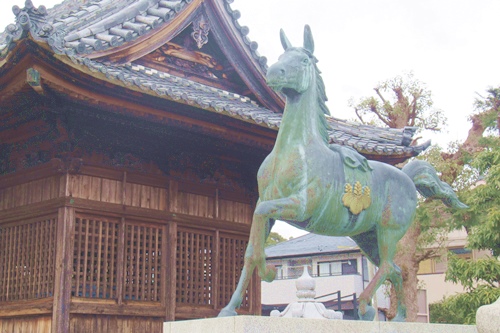 白鳥神社(愛知県東郷町)神馬と神楽殿