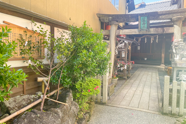 山桜神社の鳥居と手水舎(岐阜県高山市)01