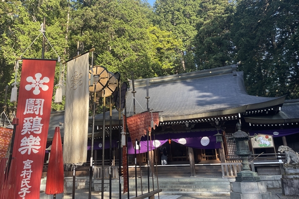 飛騨一宮水無神社(岐阜県高山市)拝殿と闘鶏楽の幟01
